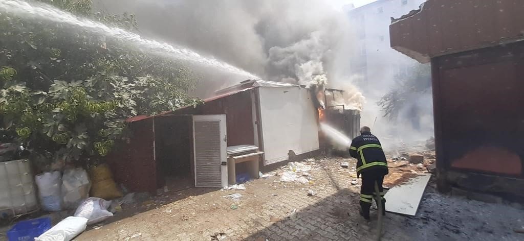 Hatay’da depo ve bahçe yangını