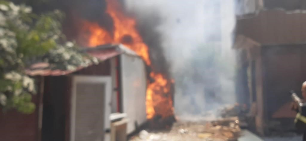 Hatay’da depo ve bahçe yangını