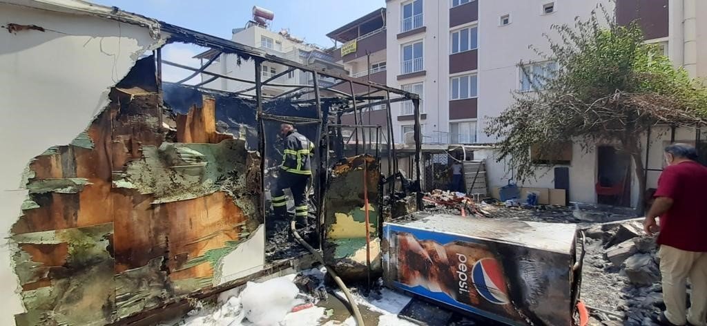 Hatay’da depo ve bahçe yangını