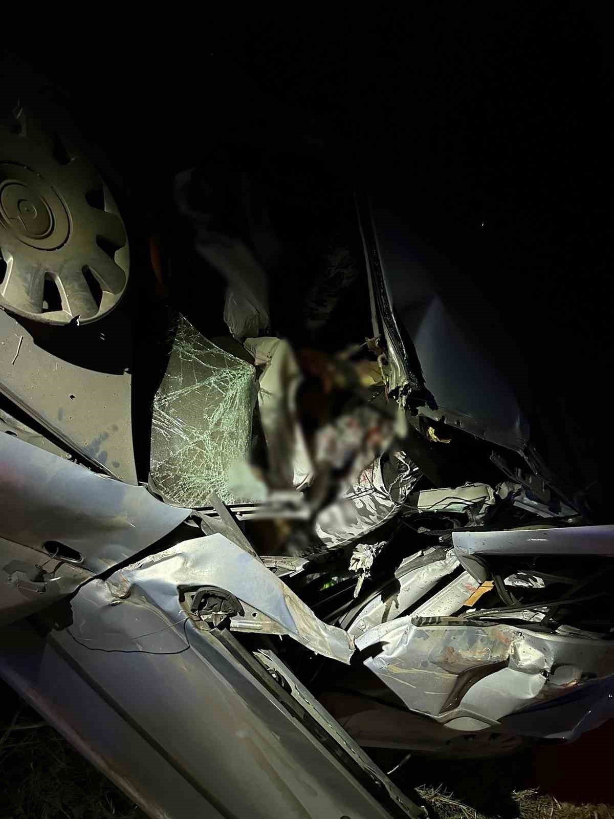 Otomobil traktör römorkuna çarptı: 2 ölü, 2 ağır yaralı