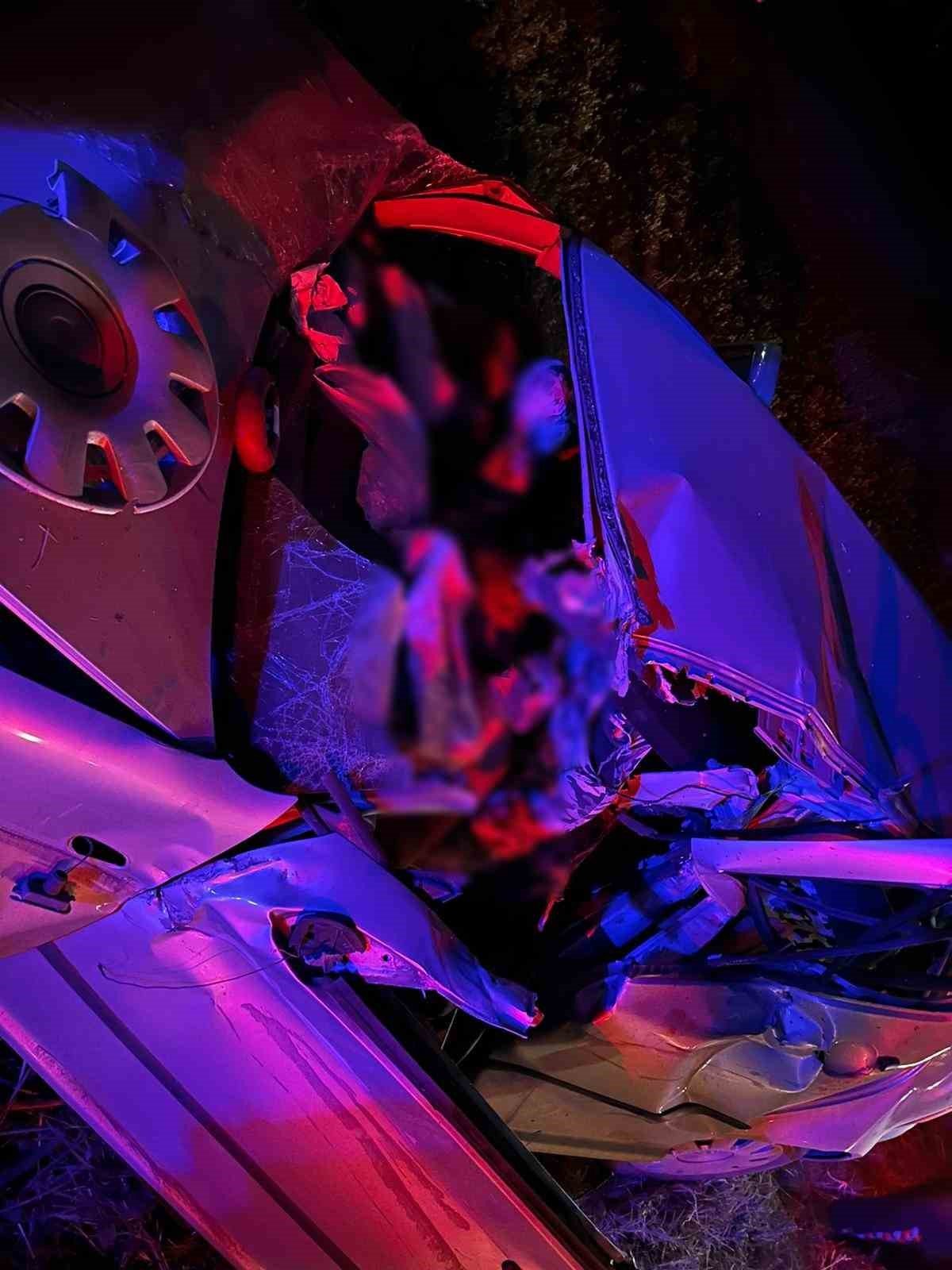 Otomobil traktör römorkuna çarptı: 2 ölü, 2 ağır yaralı