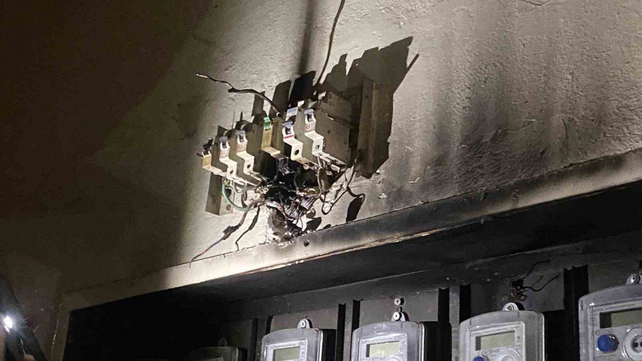 Apartmanı saran koku vatandaşları sokağa döktü