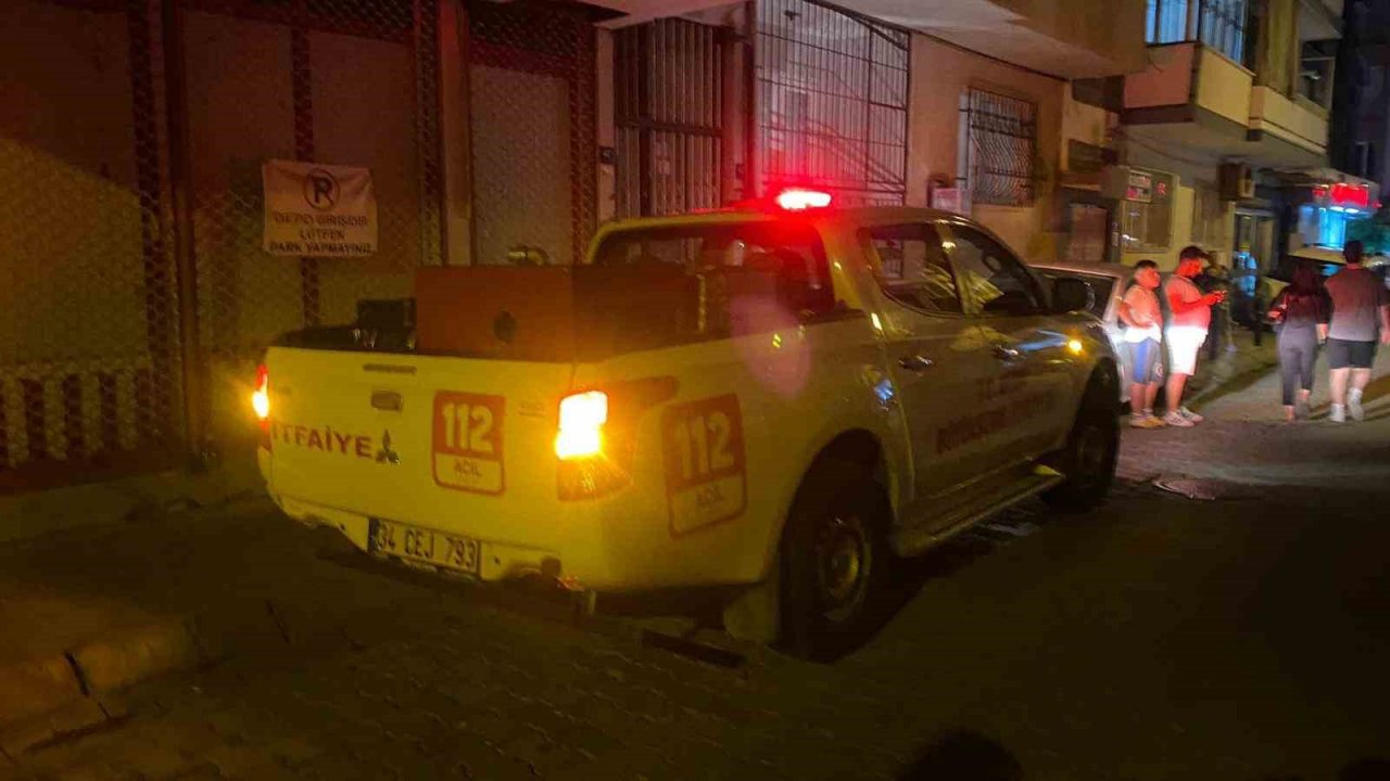 Apartmanı saran koku vatandaşları sokağa döktü