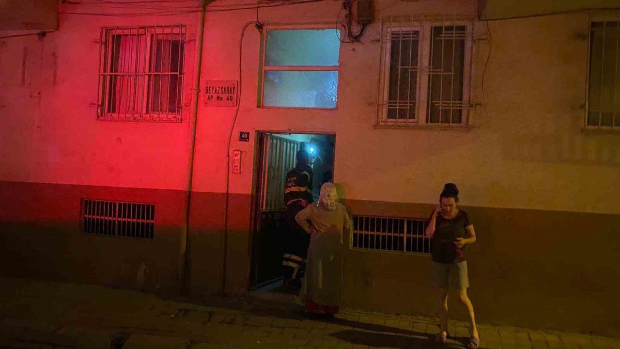 Apartmanı saran koku vatandaşları sokağa döktü