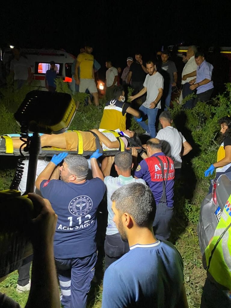 Traktör ile çarpışan otomobil şarampole uçtu: 6 yaralı