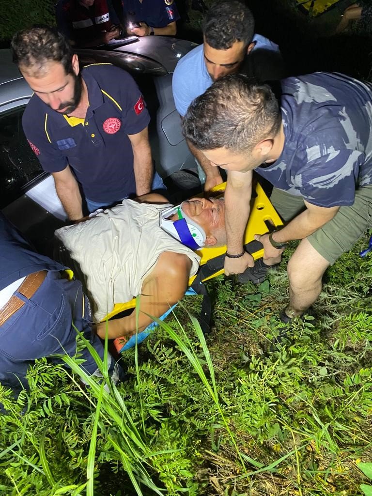 Traktör ile çarpışan otomobil şarampole uçtu: 6 yaralı