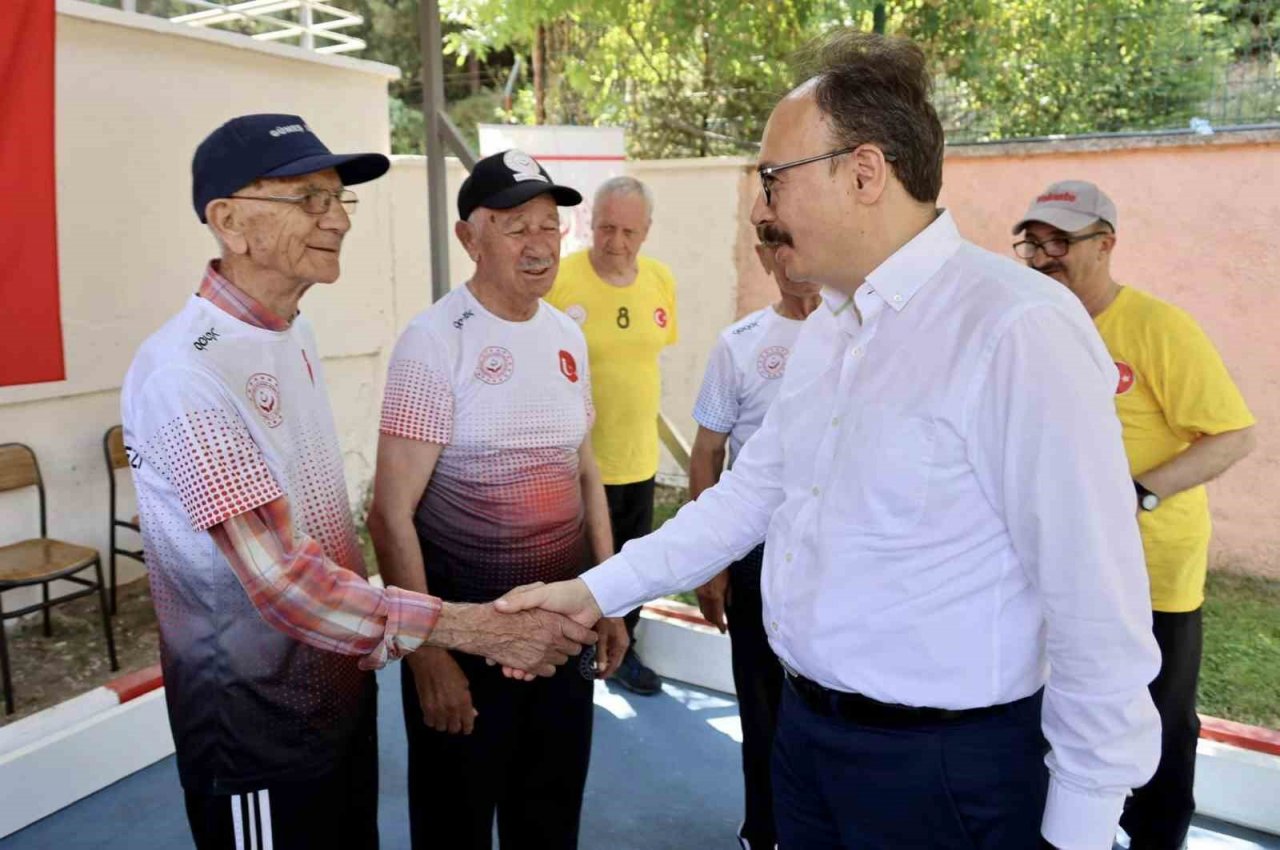 Bilecik’in ihtiyar delikanlıları 60 Yaş ve Üstü Yetişkin Gençler Huzur Bocce Şampiyonası’na hazırlanıyorlar