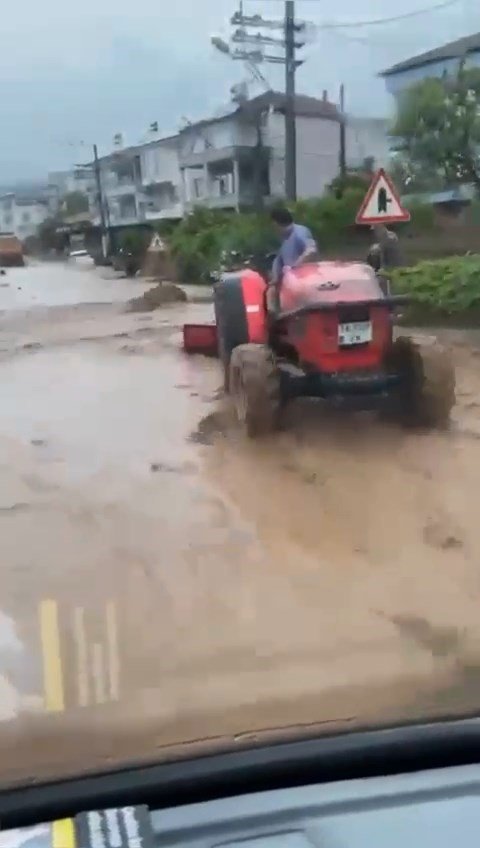 Bursa’da şiddetli yağış dereleri taşırdı