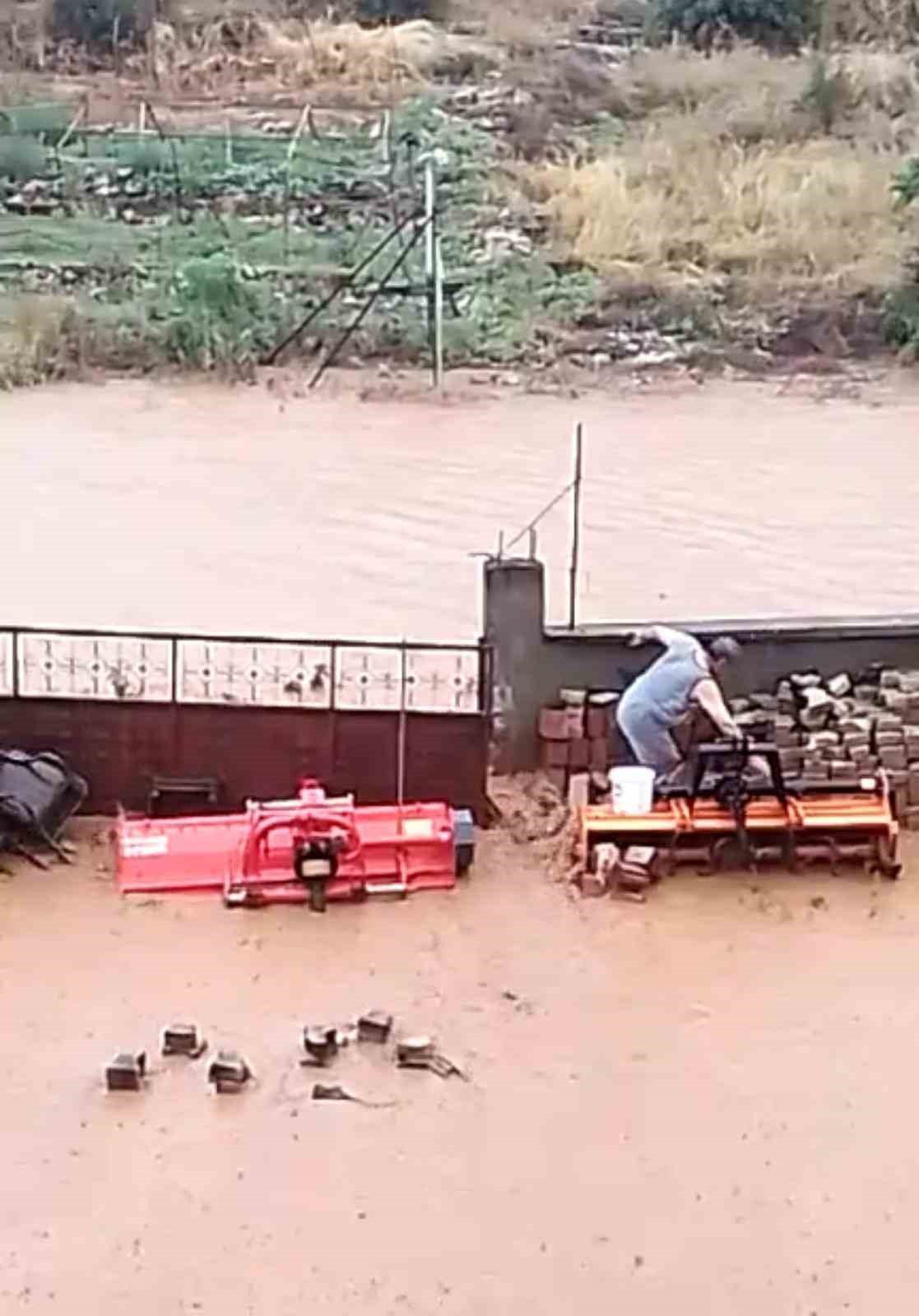 Bursa’da şiddetli yağış dereleri taşırdı