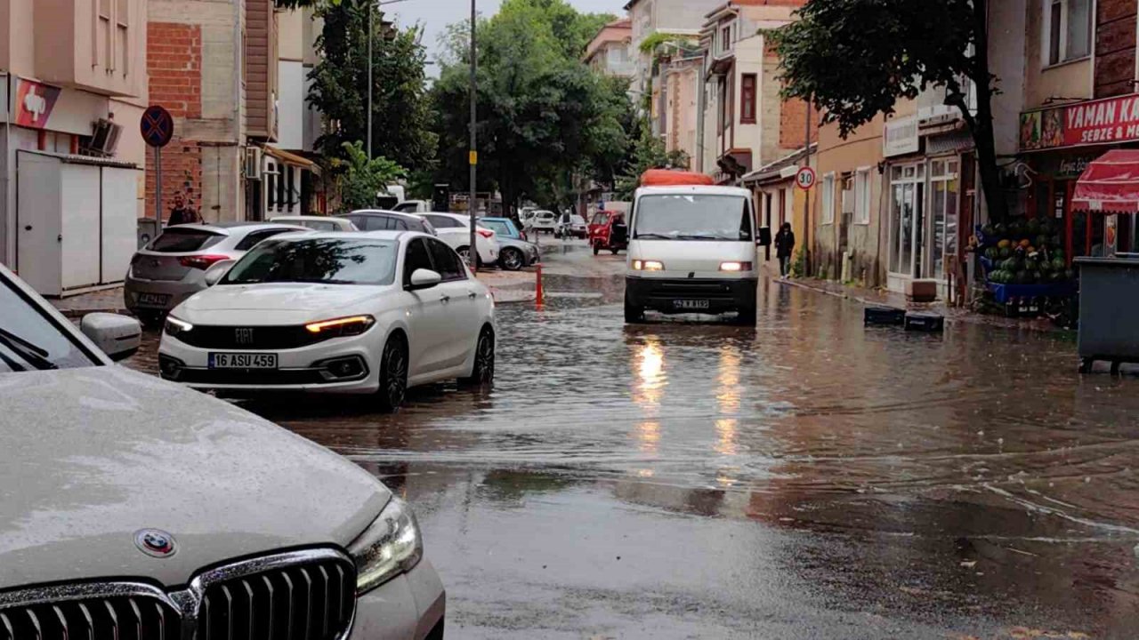 İnegöl’de sağanak yağış hayatı felç etti