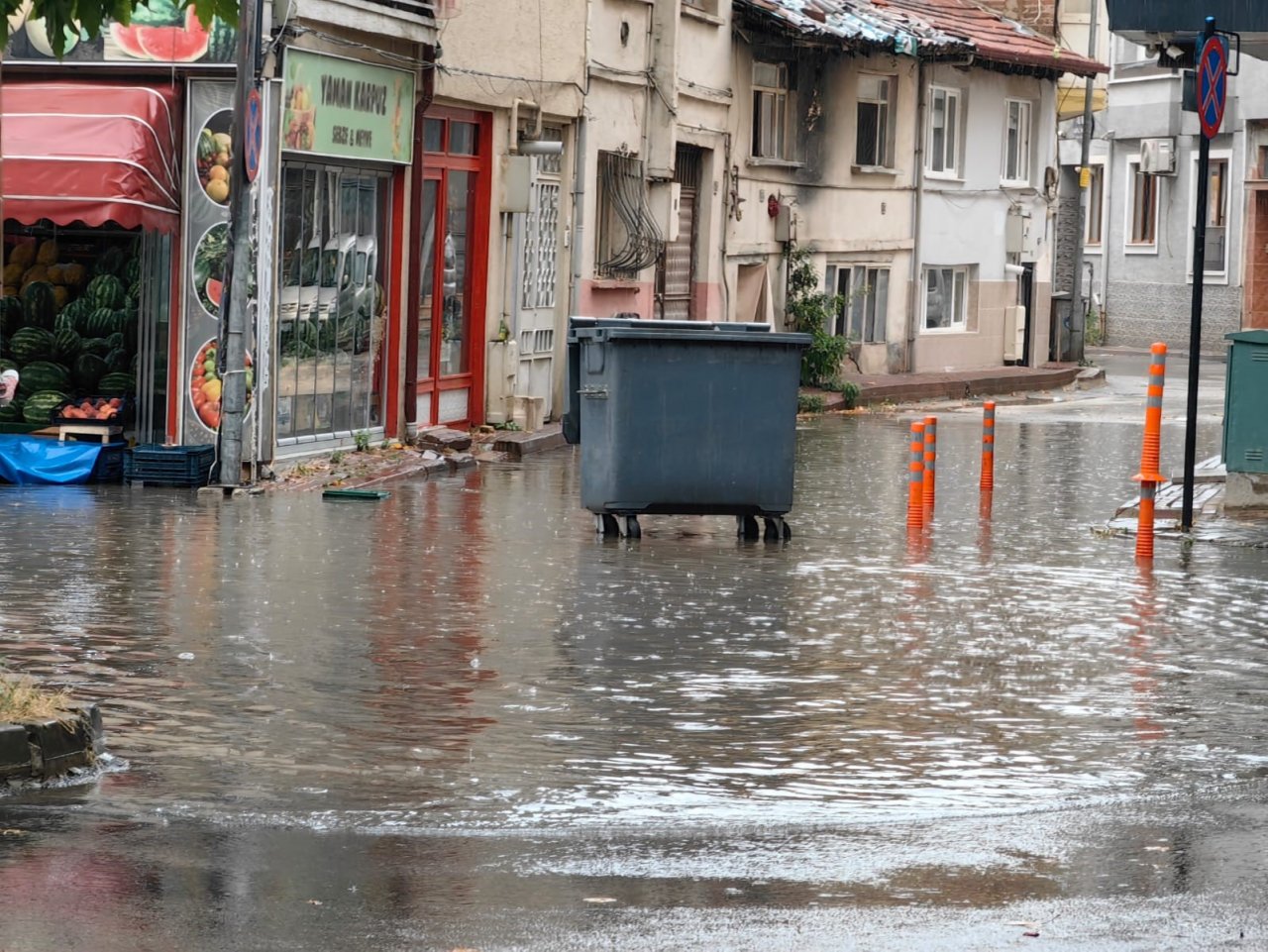 İnegöl’de sağanak yağış hayatı felç etti