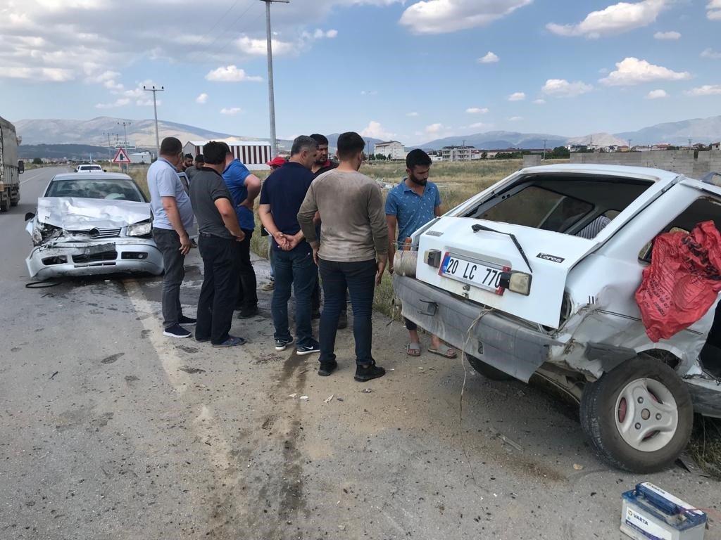 Otomobillerin kavşakta çarpıştığı kazada 3 kişi yaralandı