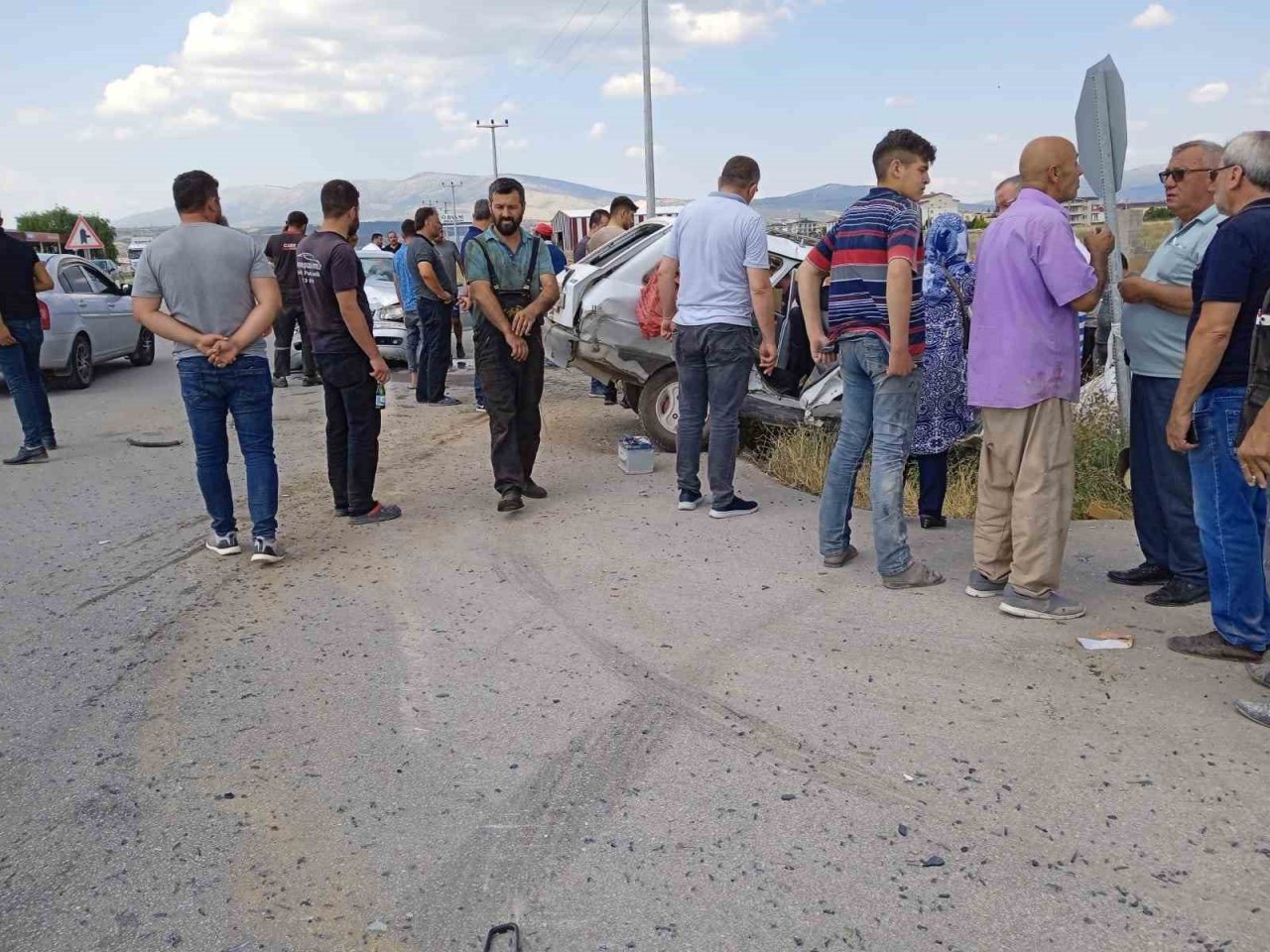 Otomobillerin kavşakta çarpıştığı kazada 3 kişi yaralandı