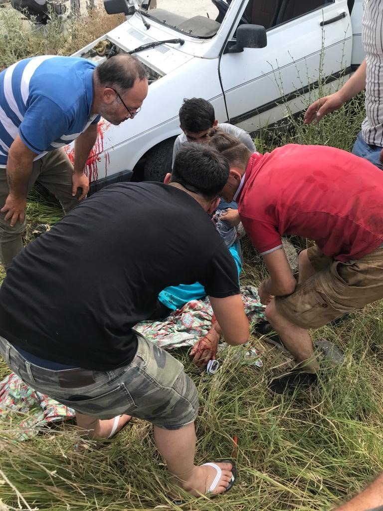 Otomobillerin kavşakta çarpıştığı kazada 3 kişi yaralandı