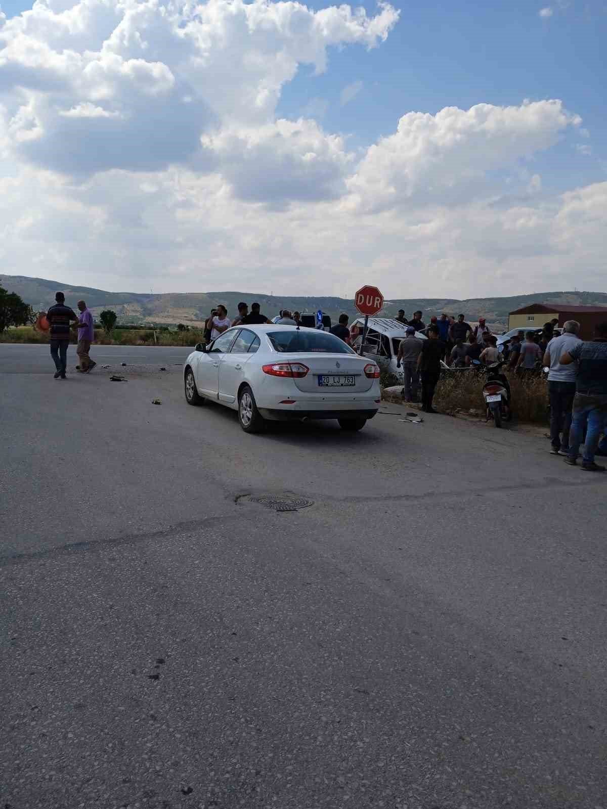 Otomobillerin kavşakta çarpıştığı kazada 3 kişi yaralandı