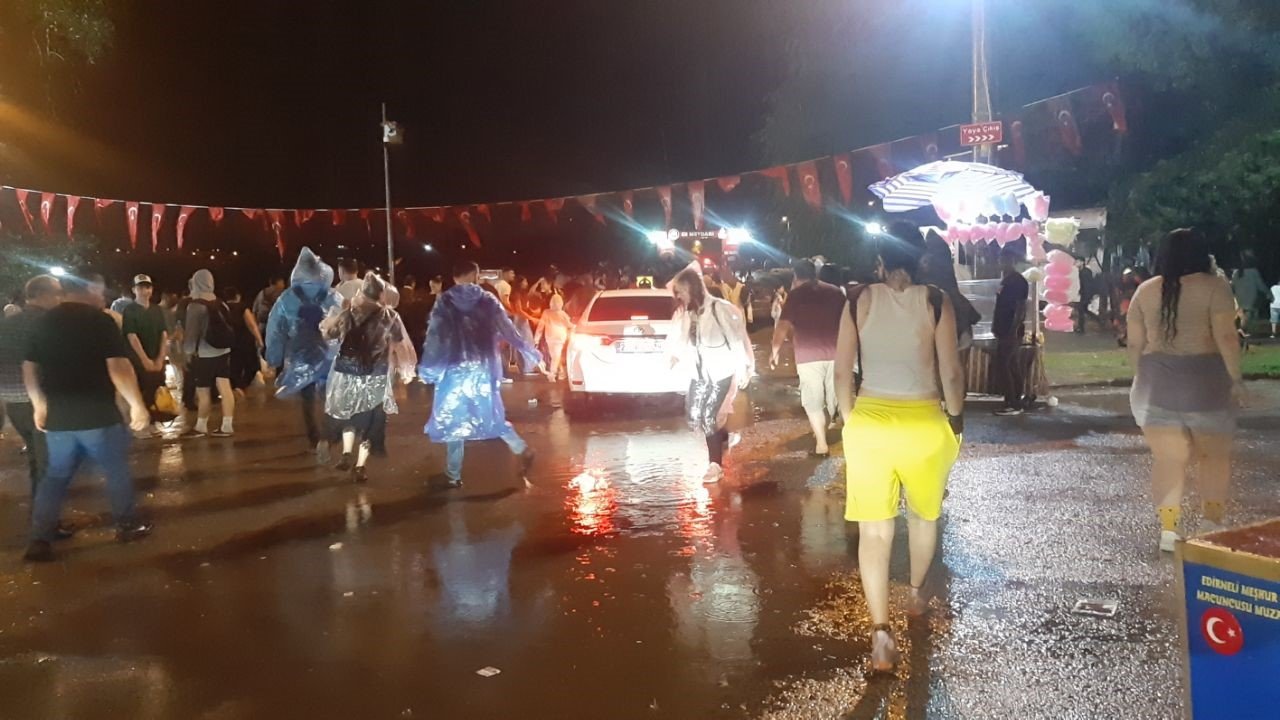 Edirne’de sağanak yağış zor anlar yaşattı