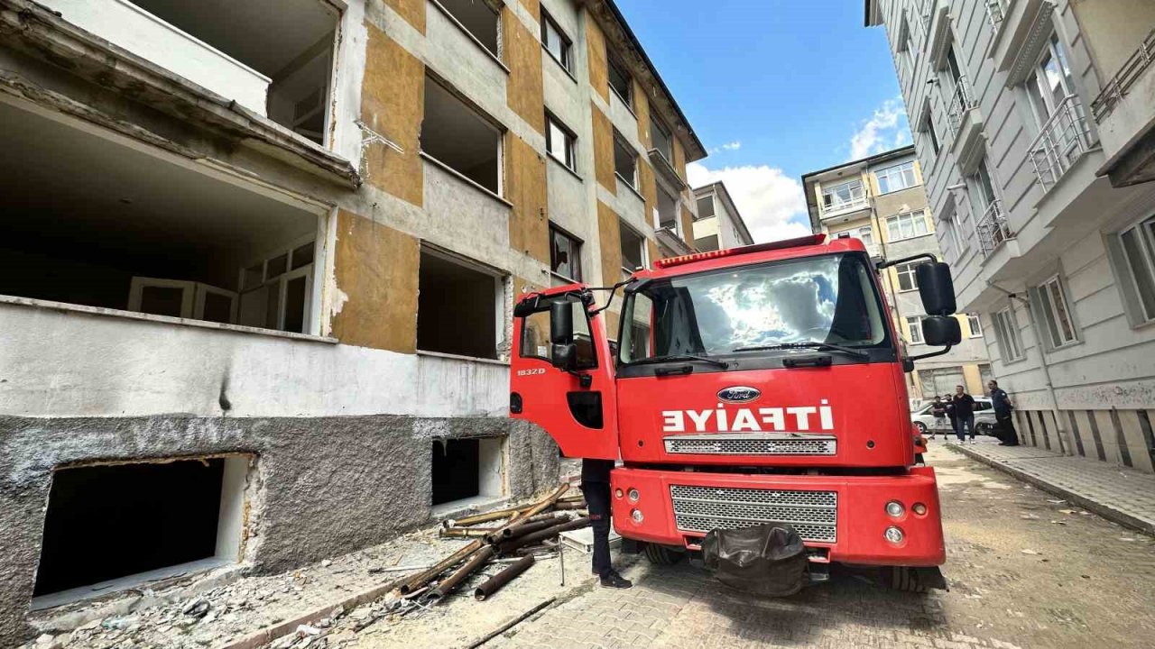Elazığ’da ağır hasarlı binada korkutan yangın