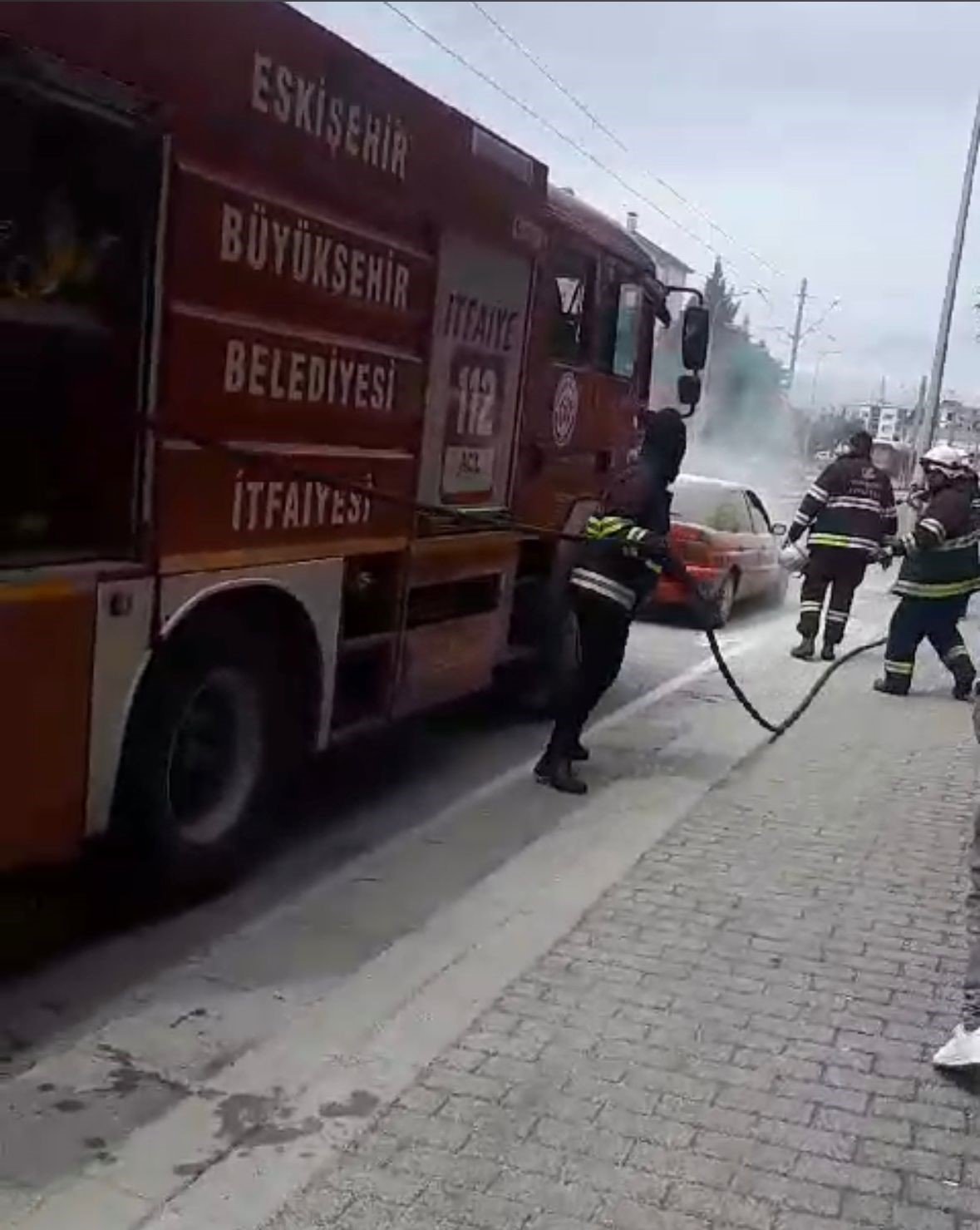 Seyir halindeki otomobil alev aldı