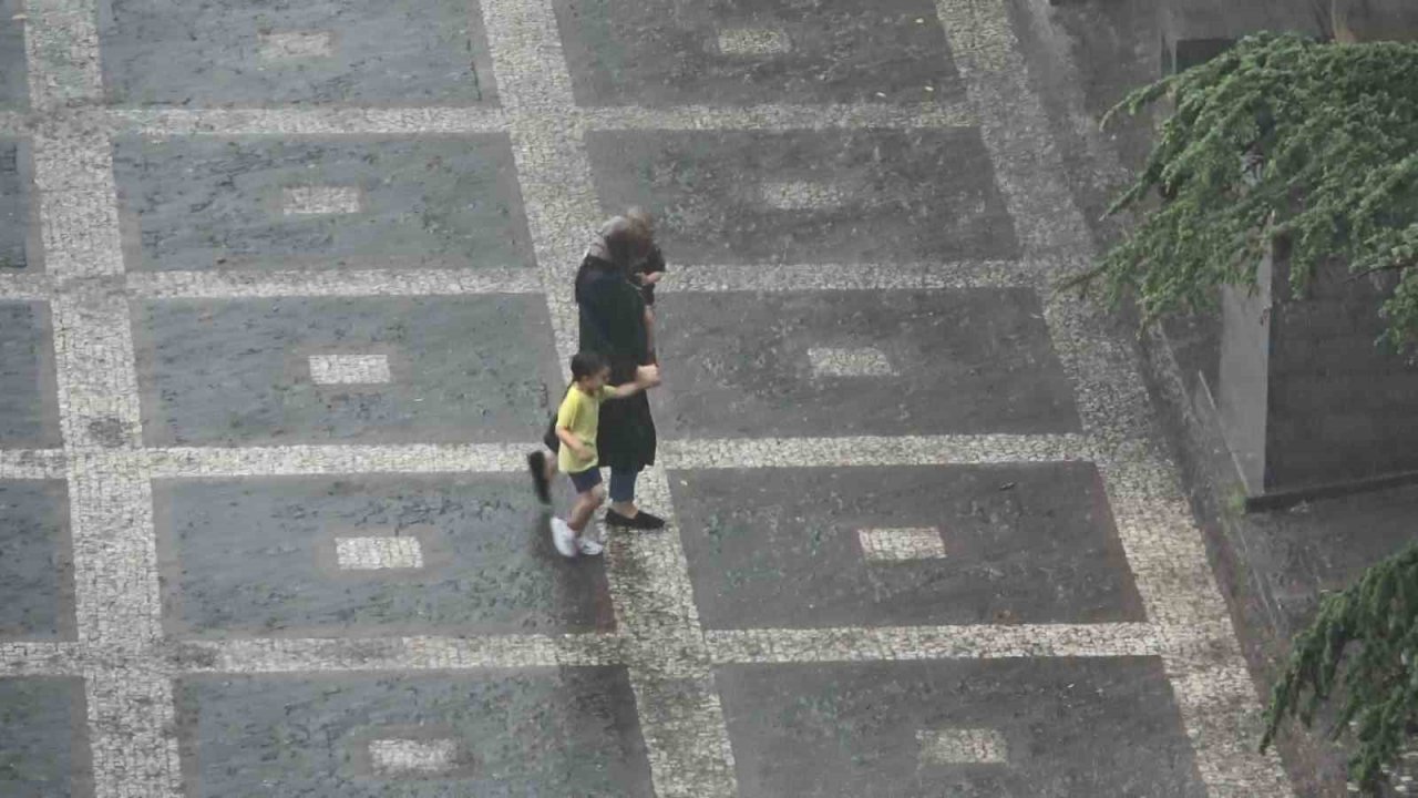 Samsun’da kısa süreli sağanak korkuttu