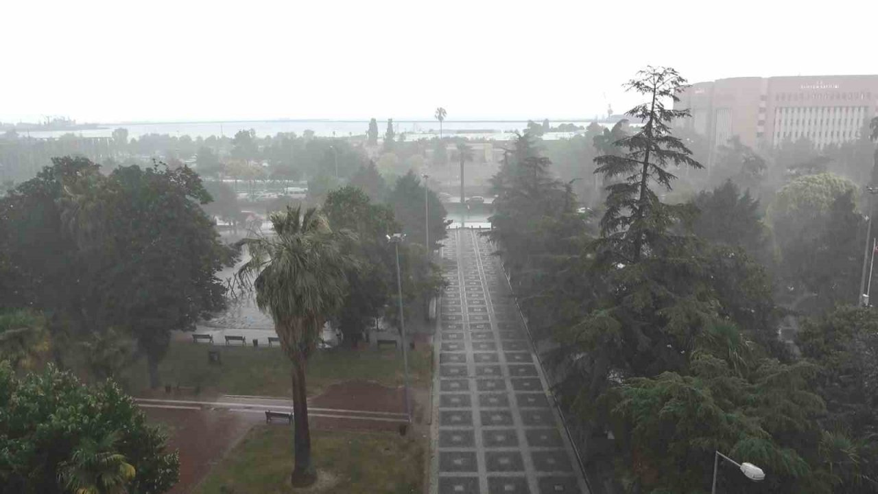 Samsun’da kısa süreli sağanak korkuttu