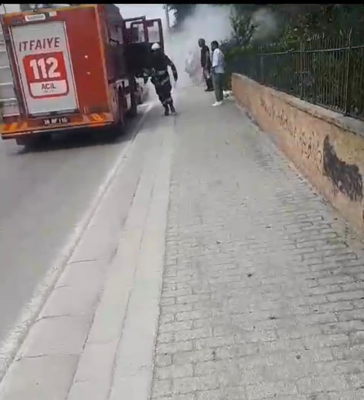 Seyir halindeki otomobil alev aldı