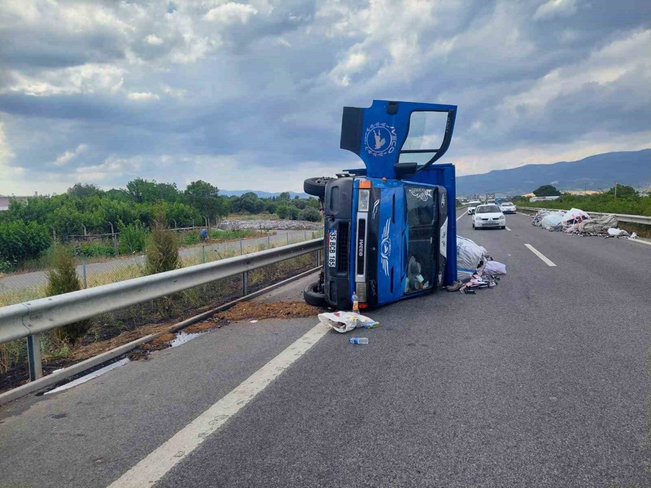 İzmir’de hurda yüklü kamyonet devrildi: 2 yaralı