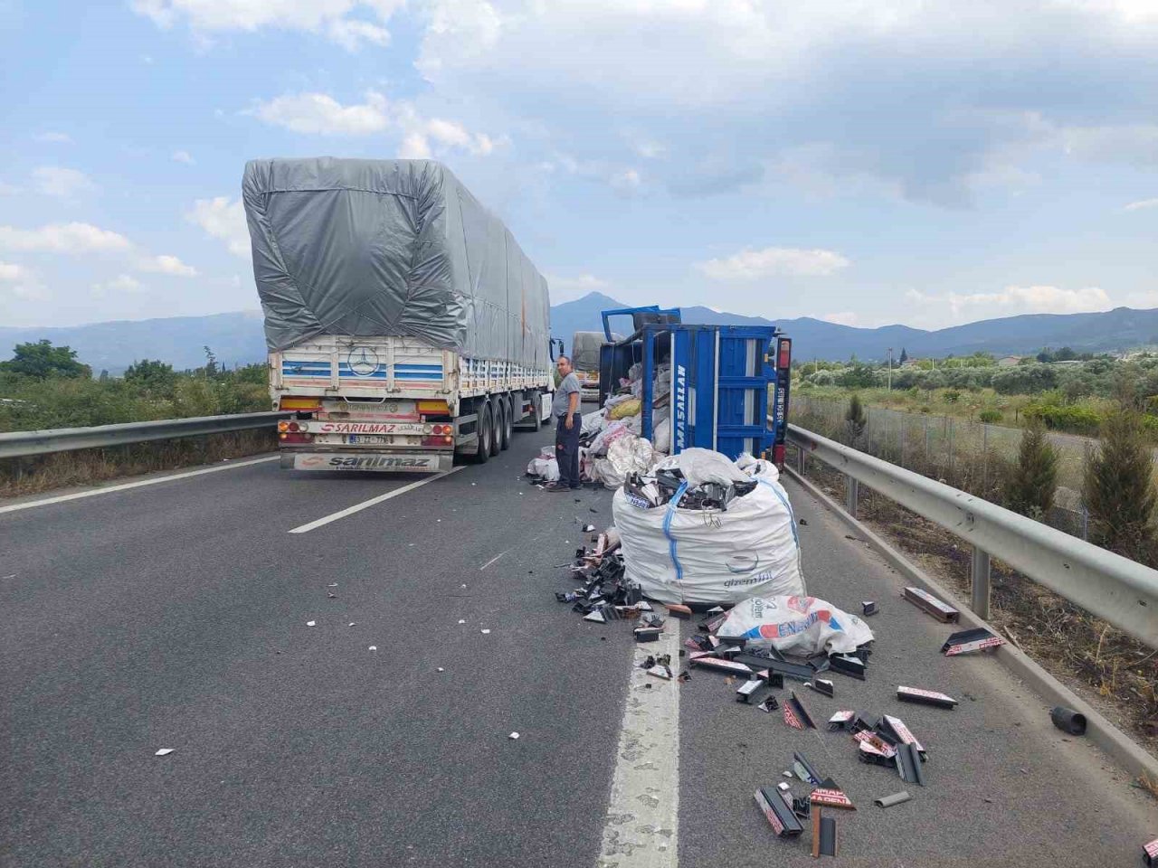 İzmir’de hurda yüklü kamyonet devrildi: 2 yaralı