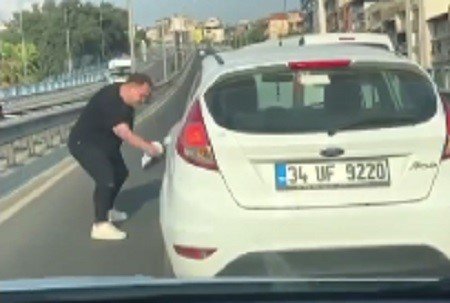 İzmir’de trafikte korku dolu anlar: Yol kesip kadın sürücünün aynasını kırdı