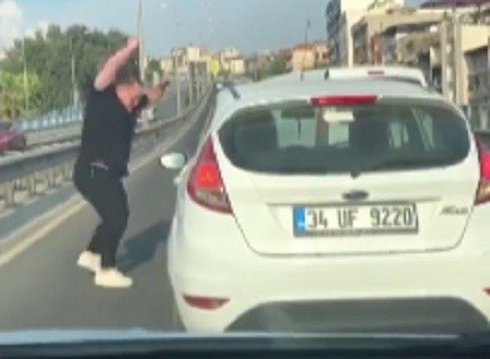 İzmir’de trafikte korku dolu anlar: Yol kesip kadın sürücünün aynasını kırdı