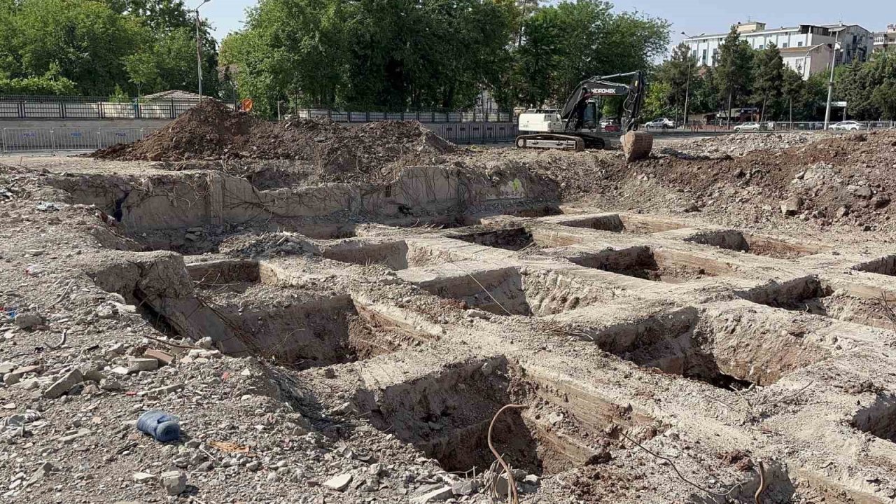 89 kişinin hayatını kaybettiği Galeria Sitesi’nin zemin blokları gözüktü