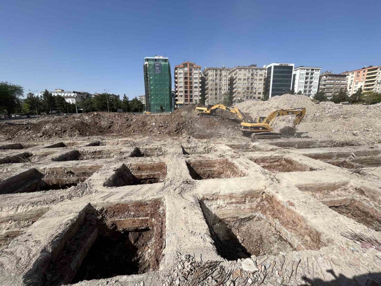 89 kişinin hayatını kaybettiği Galeria Sitesi’nin zemin blokları gözüktü