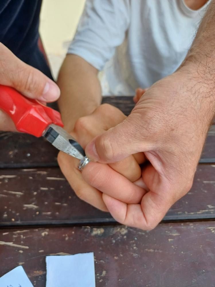 Parmağına sıkışan yüzük spiral makinesi ile kesilerek çıkarıldı