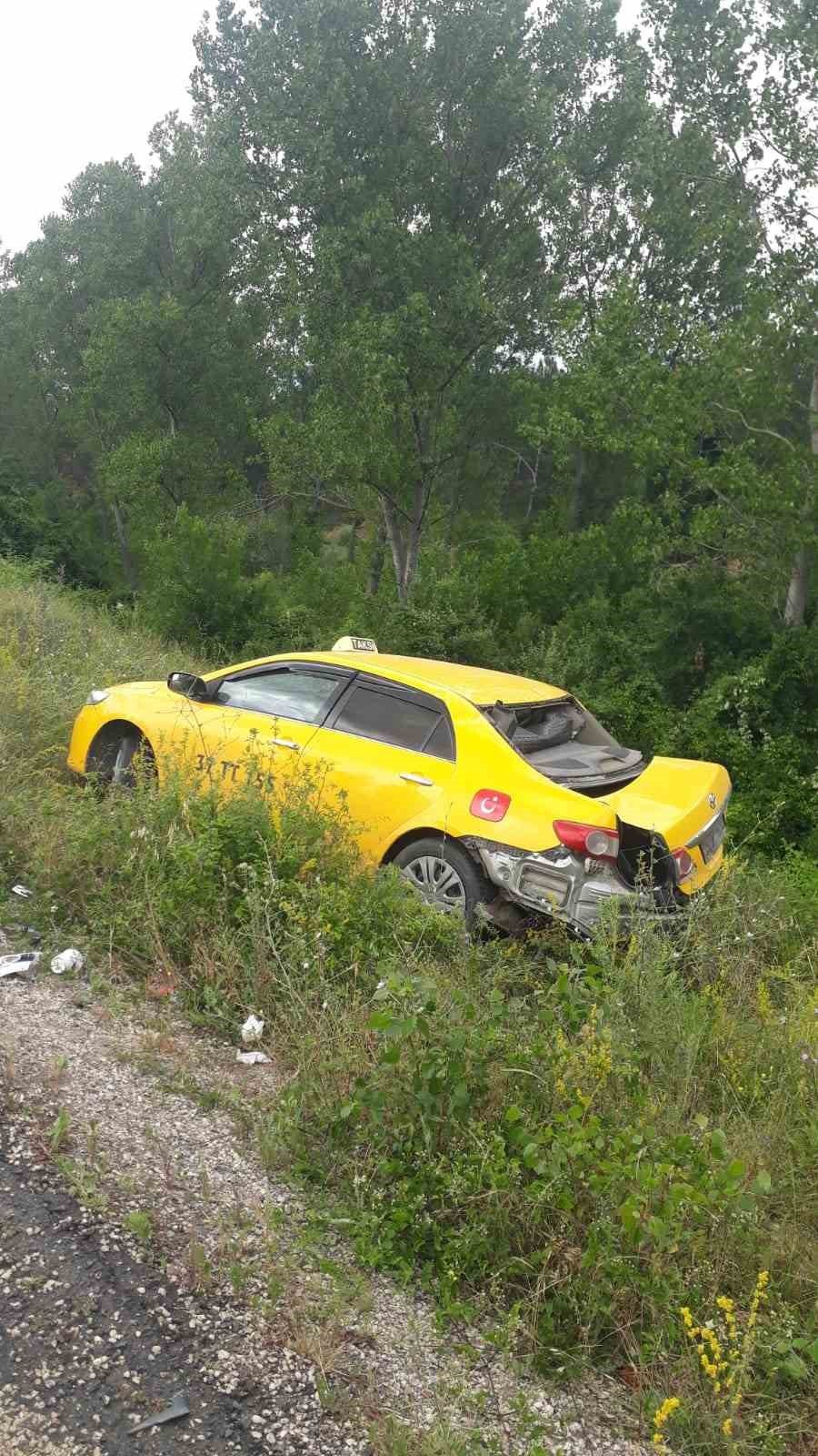 Ticari taksi ile otomobil çarpıştı: 3 yaralı