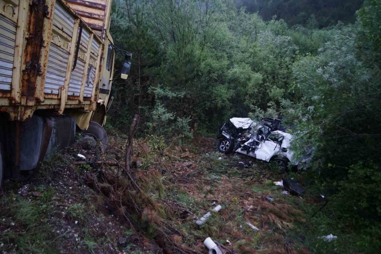 Tatil için yola çıkan aileyi kaza ayırdı: Anne ve baba öldü, çocukları yaralandı