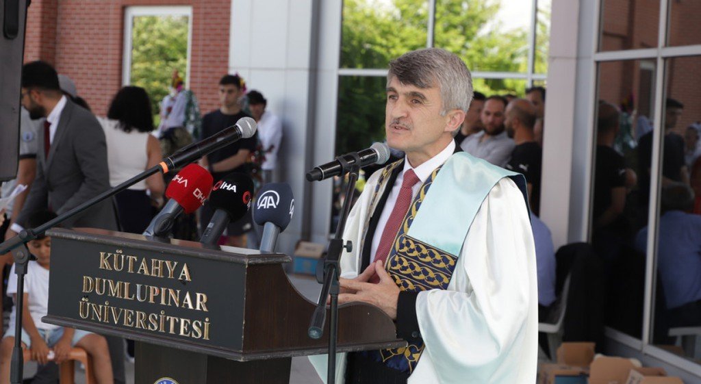 Kütahya Dumlupınar Üniversitesinde mezuniyet sevinci
