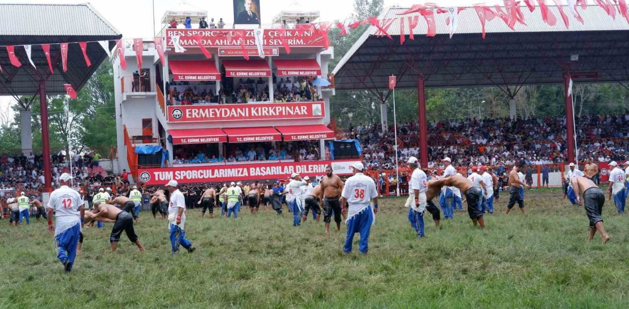 Başpehlivan Mustafa Taş altın kemere veda etti