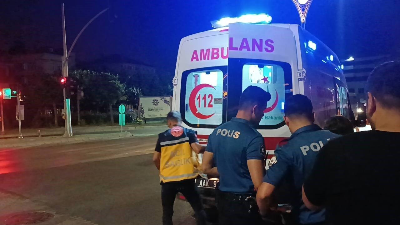 Yolun karşısına geçmek isteyen kadına otomobil çarptı