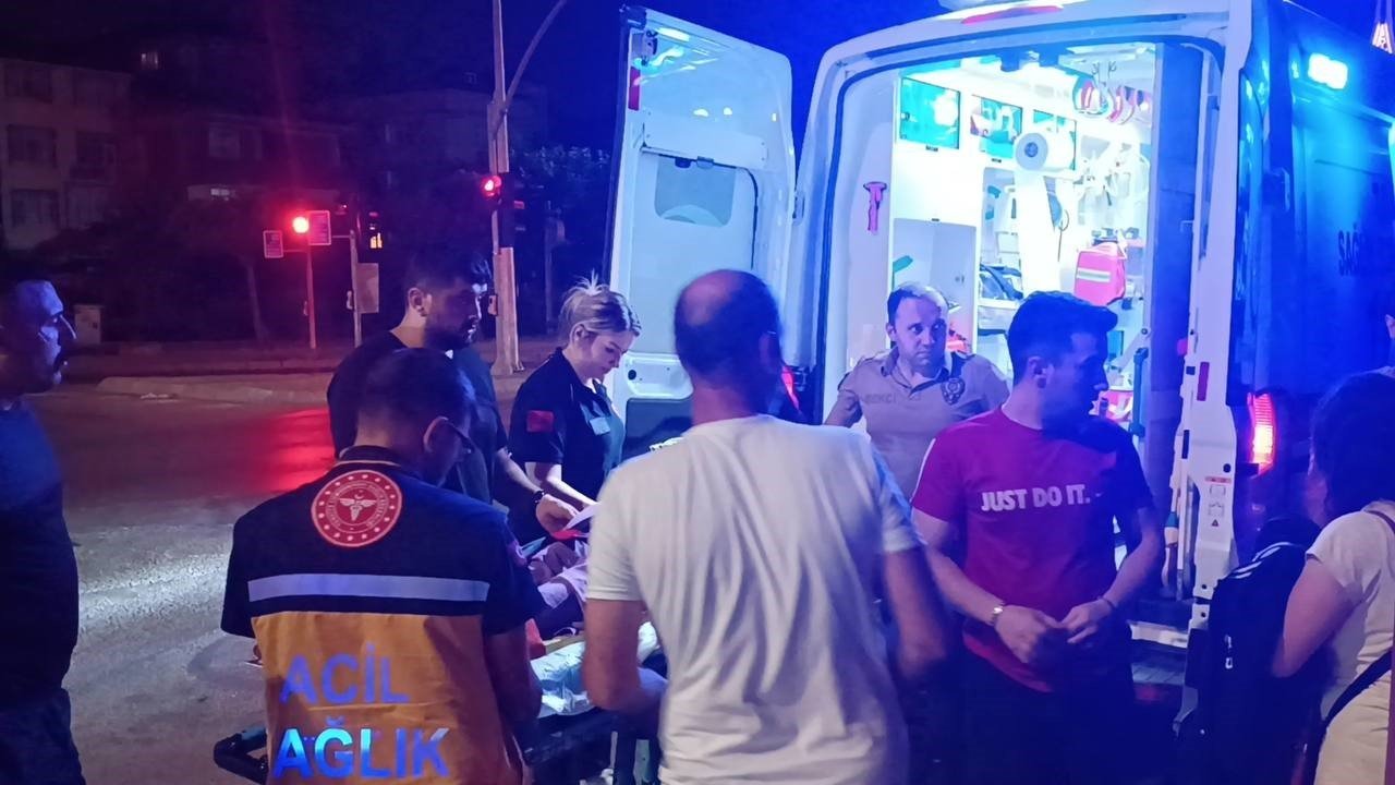 Yolun karşısına geçmek isteyen kadına otomobil çarptı