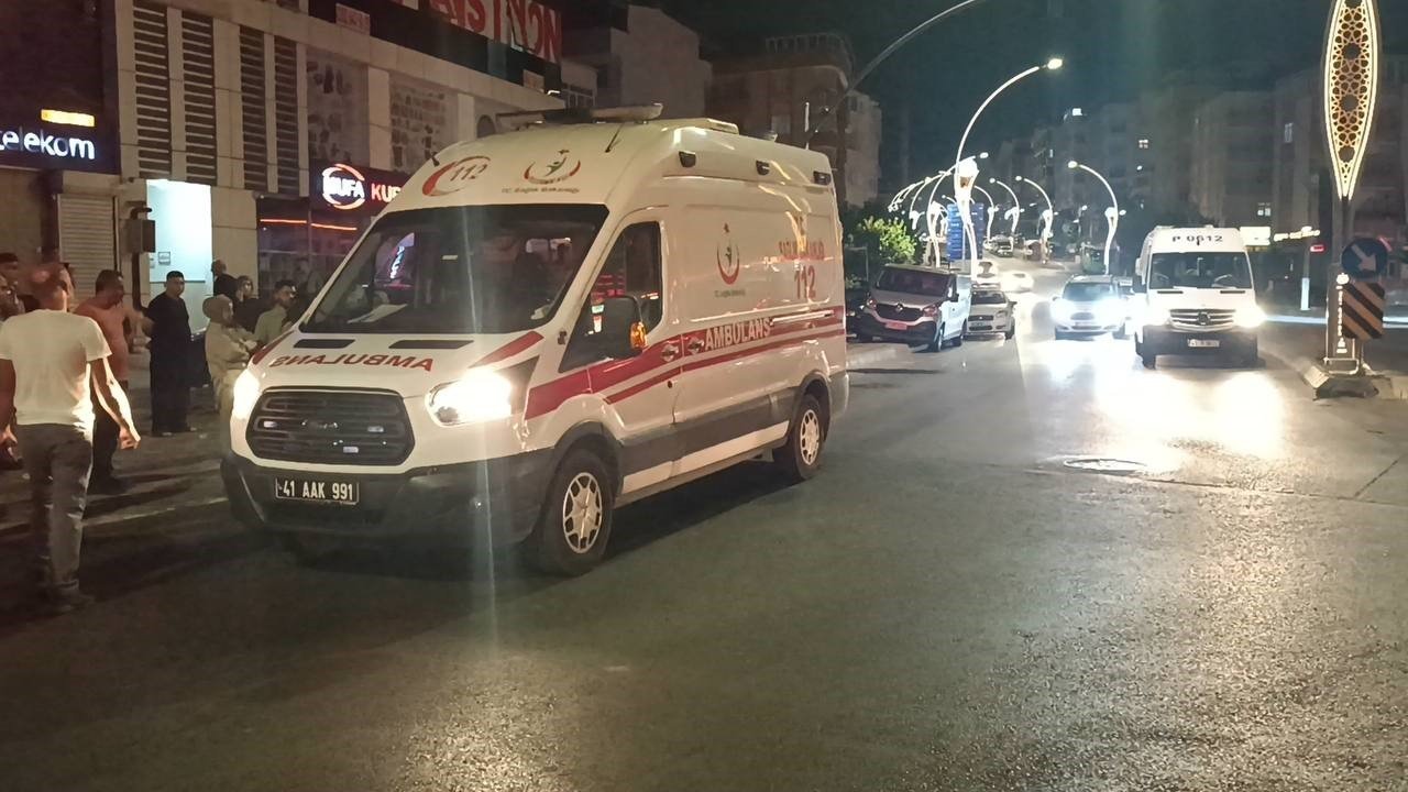 Yolun karşısına geçmek isteyen kadına otomobil çarptı