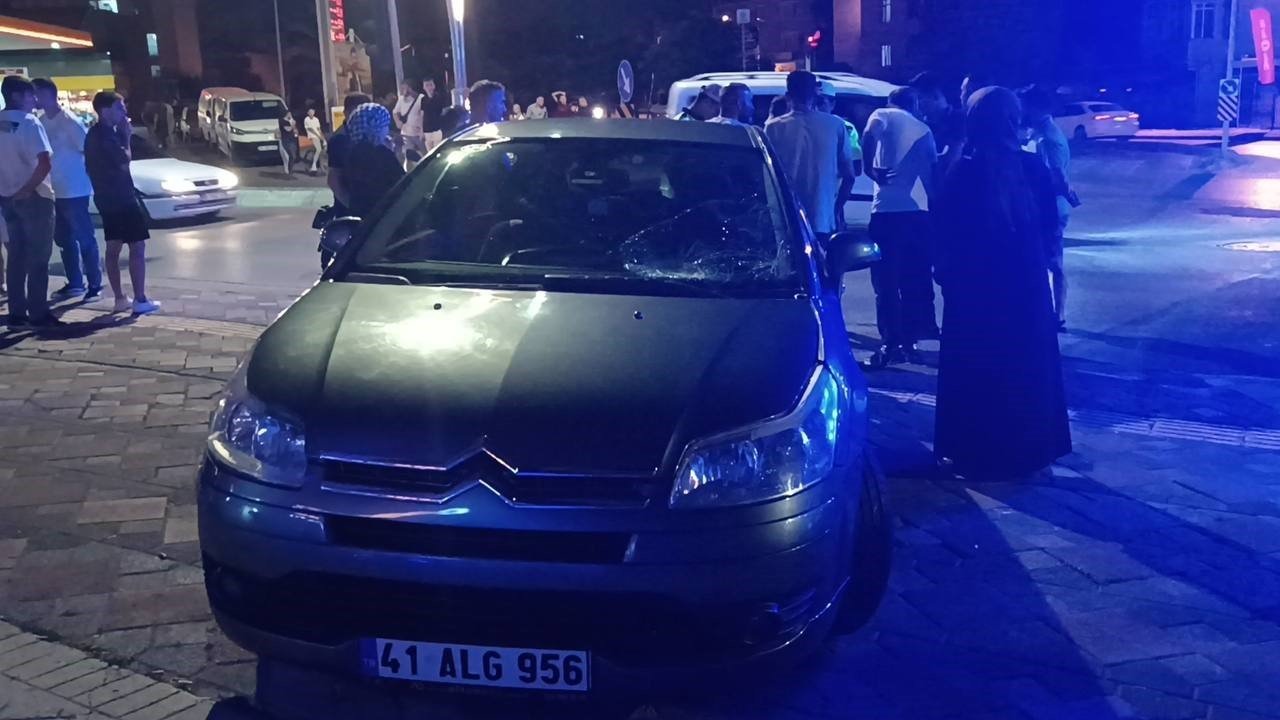 Yolun karşısına geçmek isteyen kadına otomobil çarptı