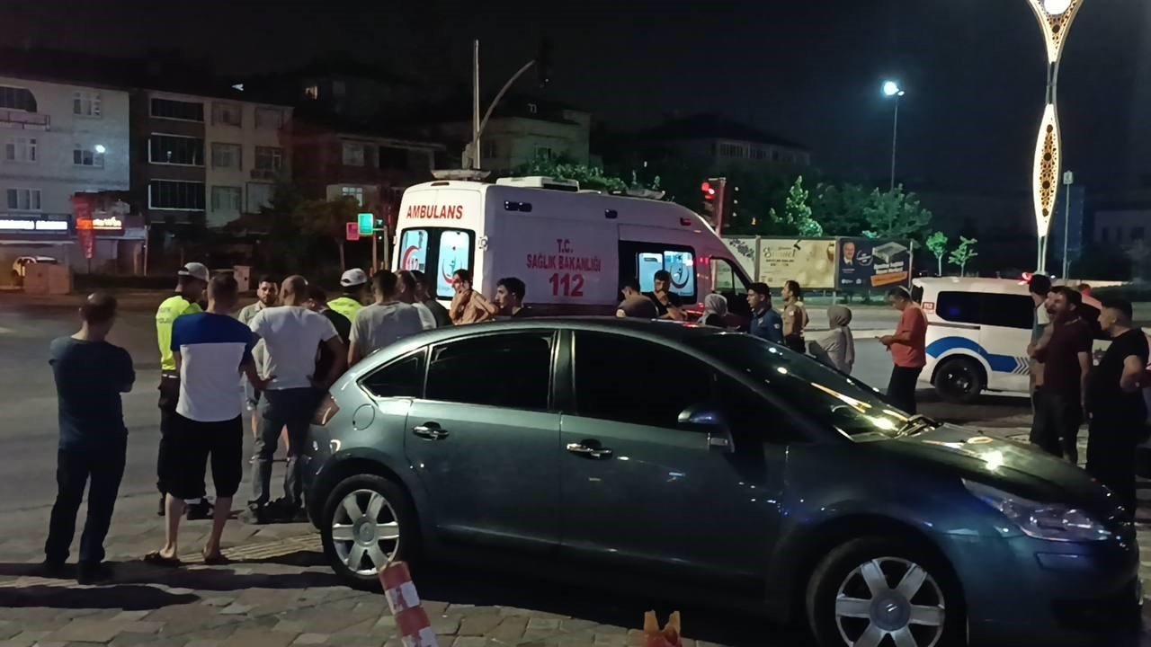 Yolun karşısına geçmek isteyen kadına otomobil çarptı