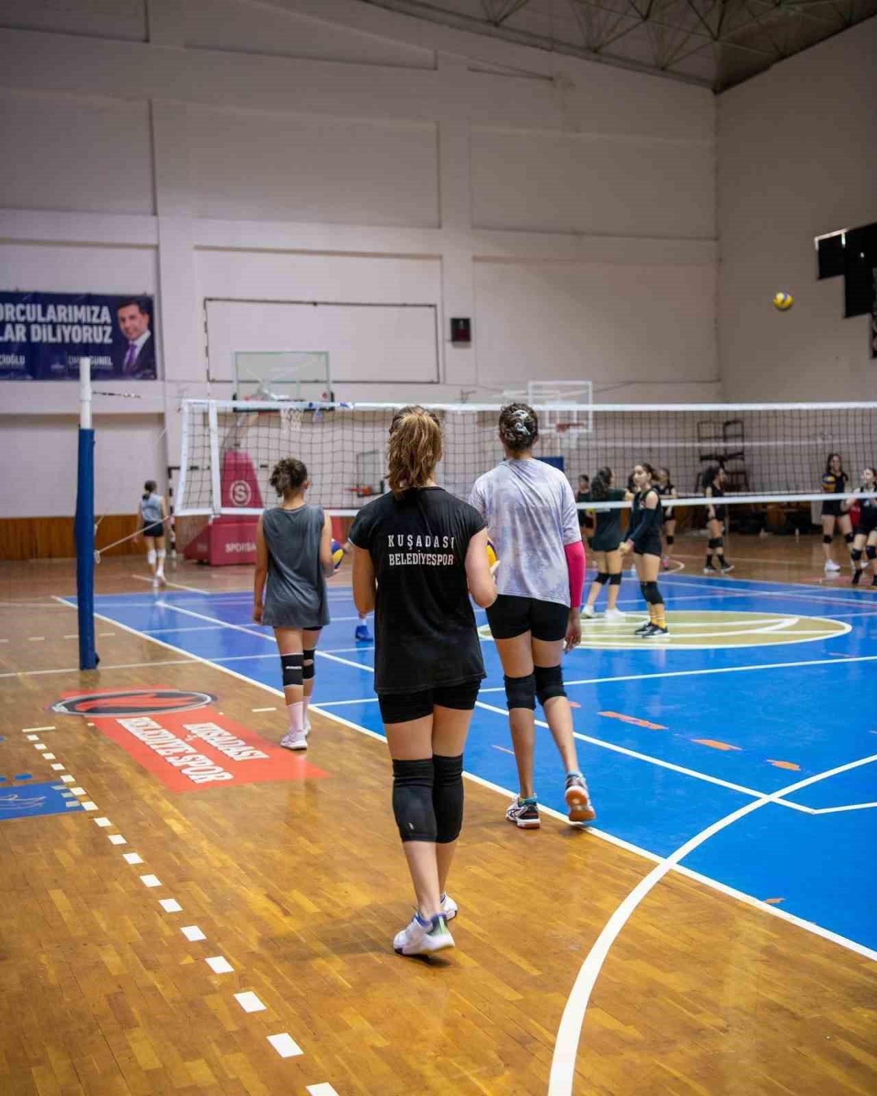 Kuşadalı çocuklar tatillerini yaz spor okulları ile değerlendiriyor