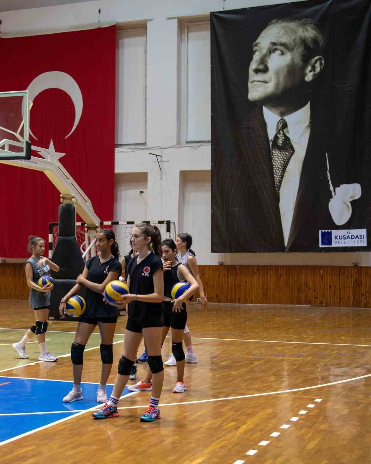 Kuşadalı çocuklar tatillerini yaz spor okulları ile değerlendiriyor