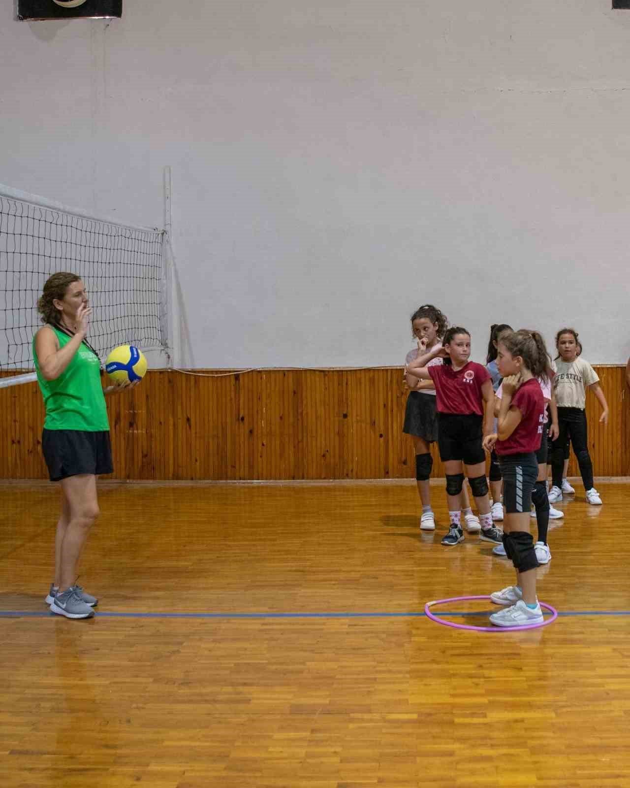 Kuşadalı çocuklar tatillerini yaz spor okulları ile değerlendiriyor