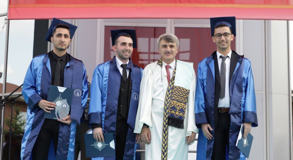 Kütahya Dumlupınar Üniversitesinde mezuniyet sevinci