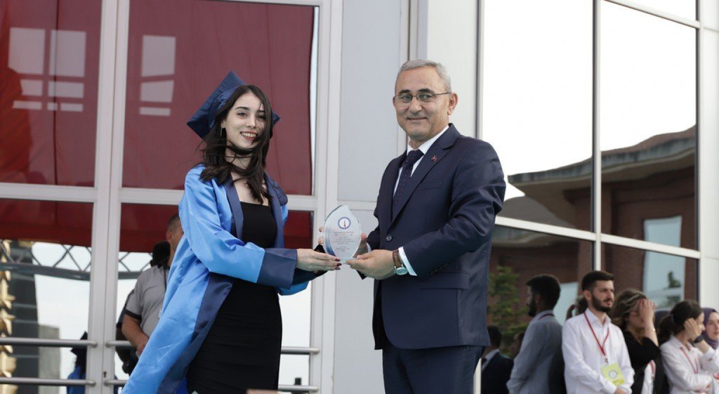 Kütahya Dumlupınar Üniversitesinde mezuniyet sevinci