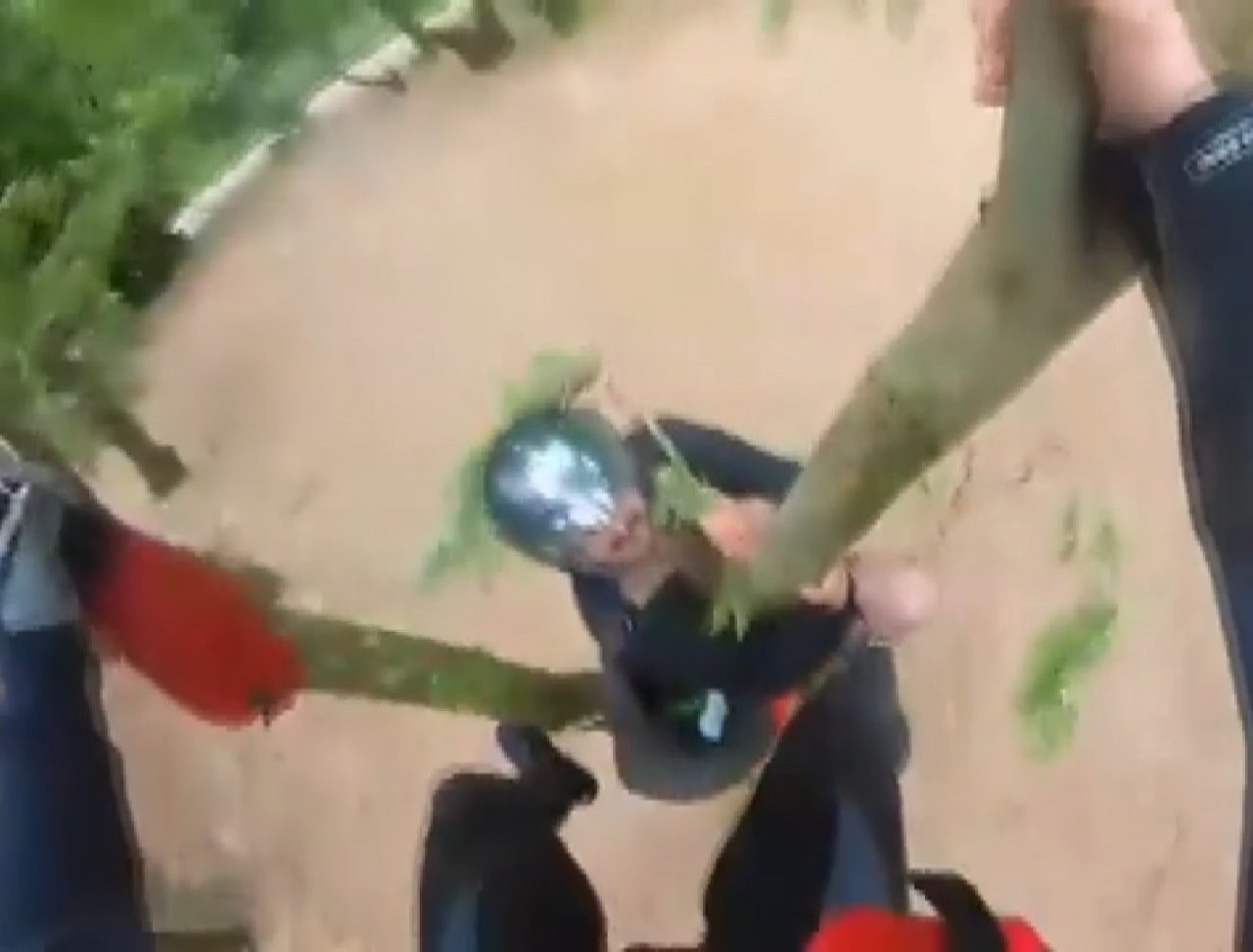 Şile’de selde mahsur kalan 2 kişinin helikopterle kurtarılma anı kamerada