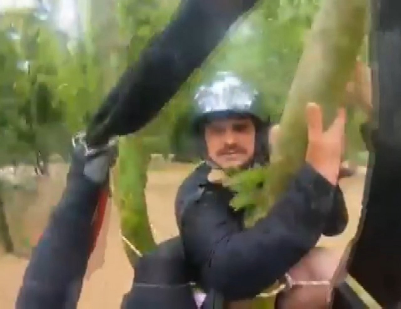 Şile’de selde mahsur kalan 2 kişinin helikopterle kurtarılma anı kamerada