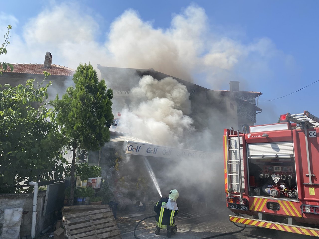 Markette çıkan yangın maddi hasara neden oldu