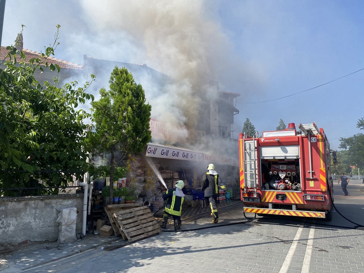 Markette çıkan yangın maddi hasara neden oldu